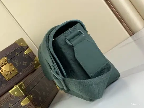 S-Cape LOUIS Messenger-28*16*10cm VUITTON 0619